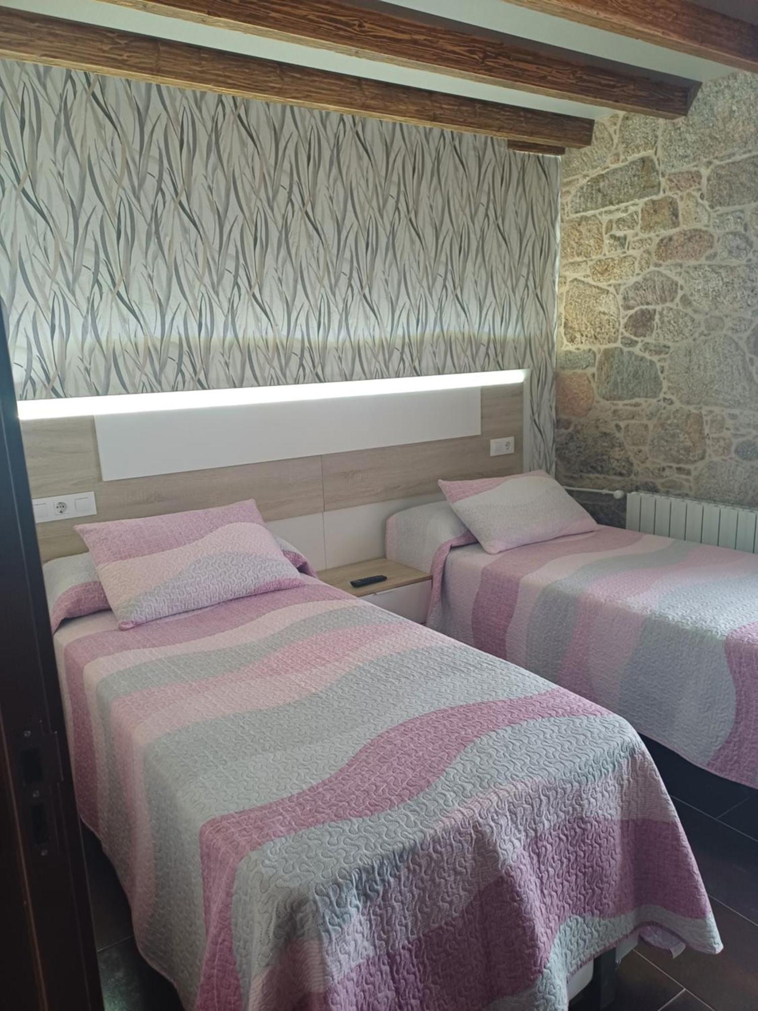 O Cabanel Albergue-Bar Villastose ภายนอก รูปภาพ