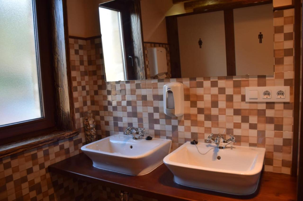 O Cabanel Albergue-Bar Villastose ภายนอก รูปภาพ